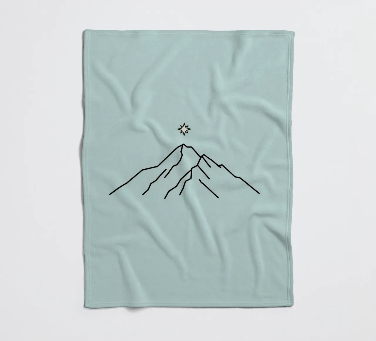 Silhouette de montagne avec une étoile au-dessus sur un fond bleu clair plaid polaire de DesignDoodle