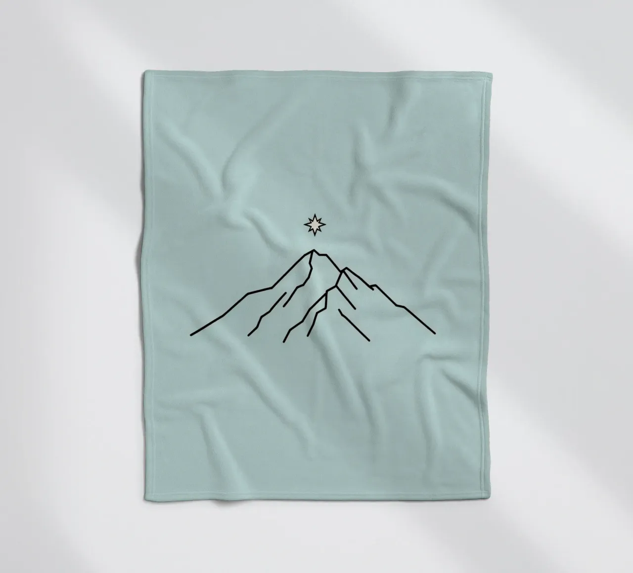 Silhouette de montagne avec une étoile au-dessus sur un fond bleu clair plaid polaire de DesignDoodle