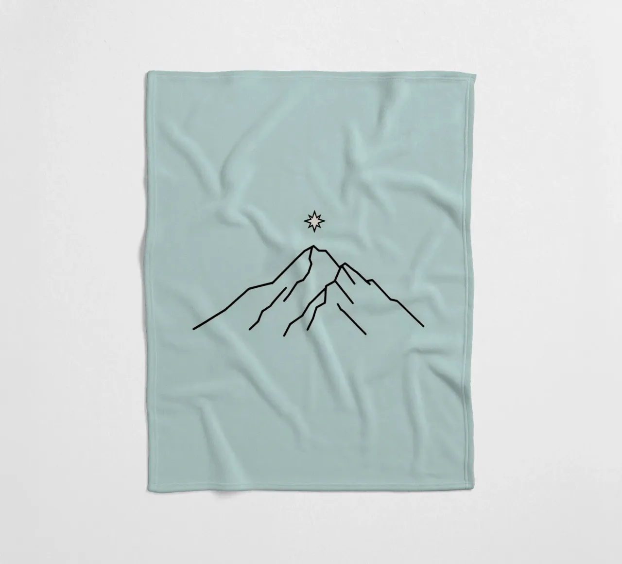 Silhouette de montagne avec une étoile au-dessus sur un fond bleu clair plaid polaire de DesignDoodle