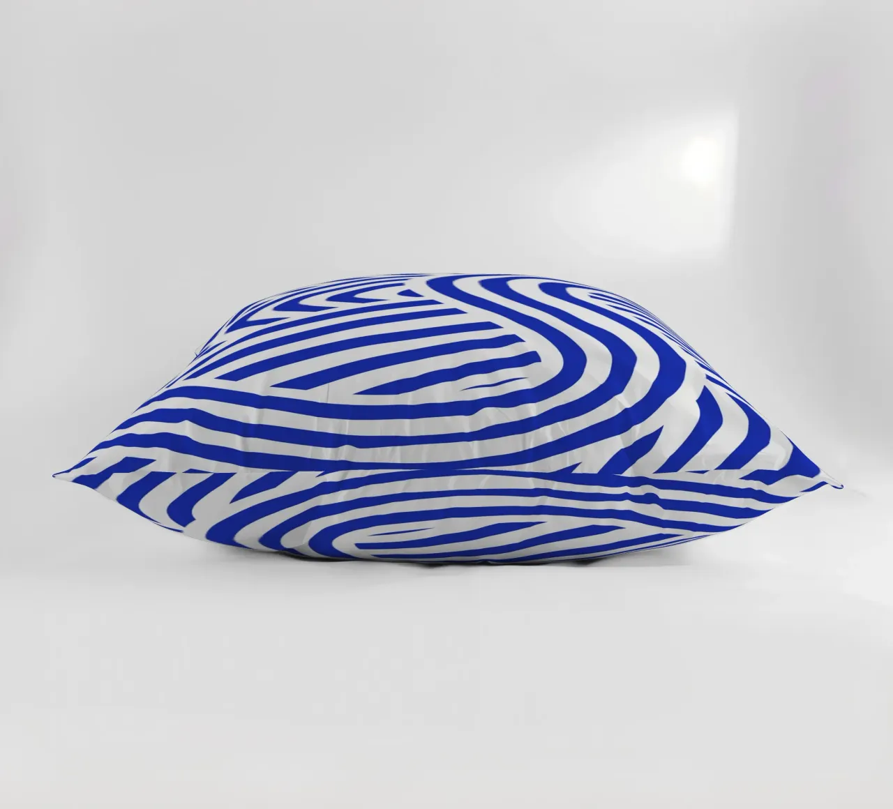 Striscia astratta bianca e blu oltremare cuscino da Little Dean