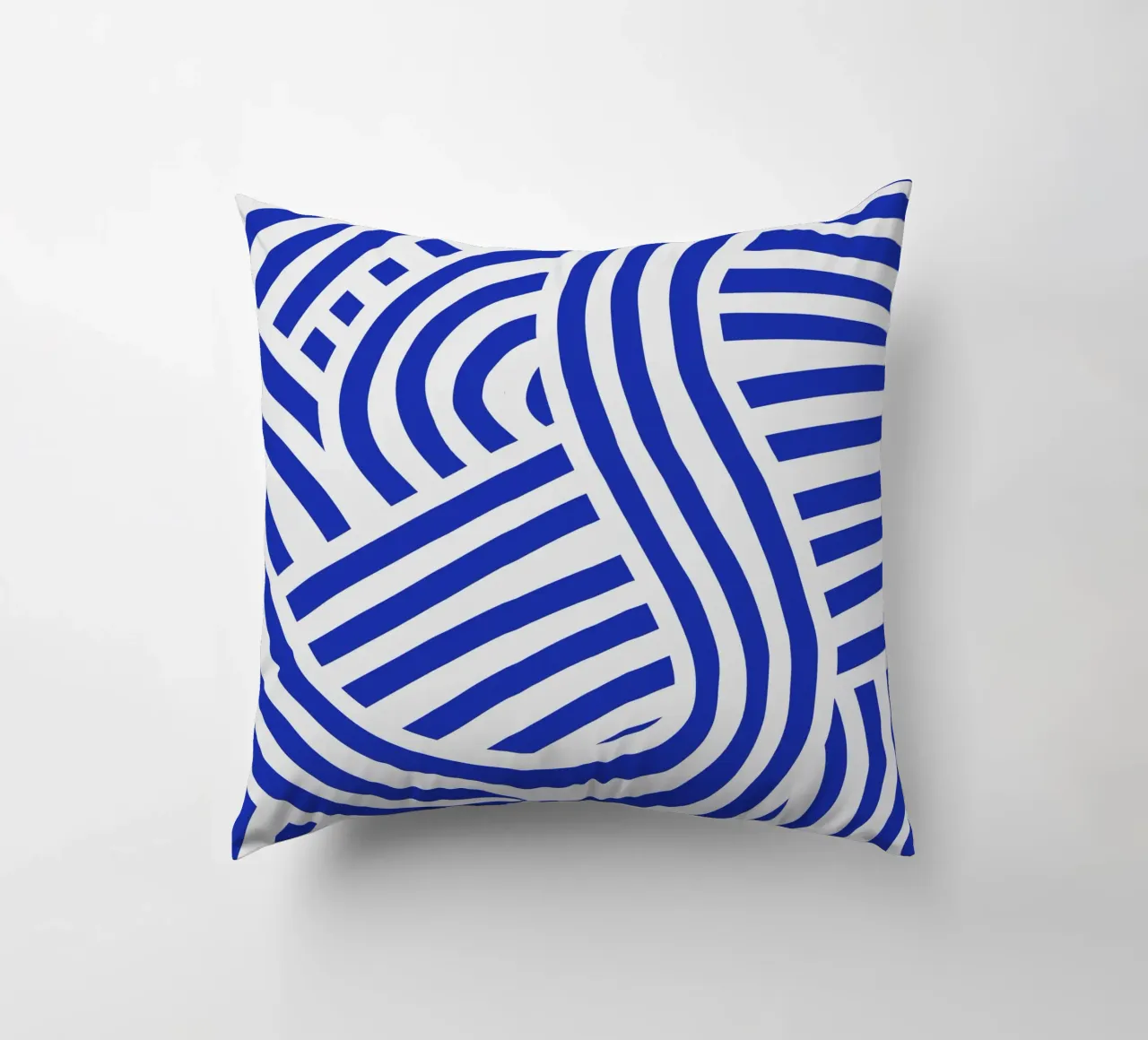Striscia astratta bianca e blu oltremare cuscino da Little Dean