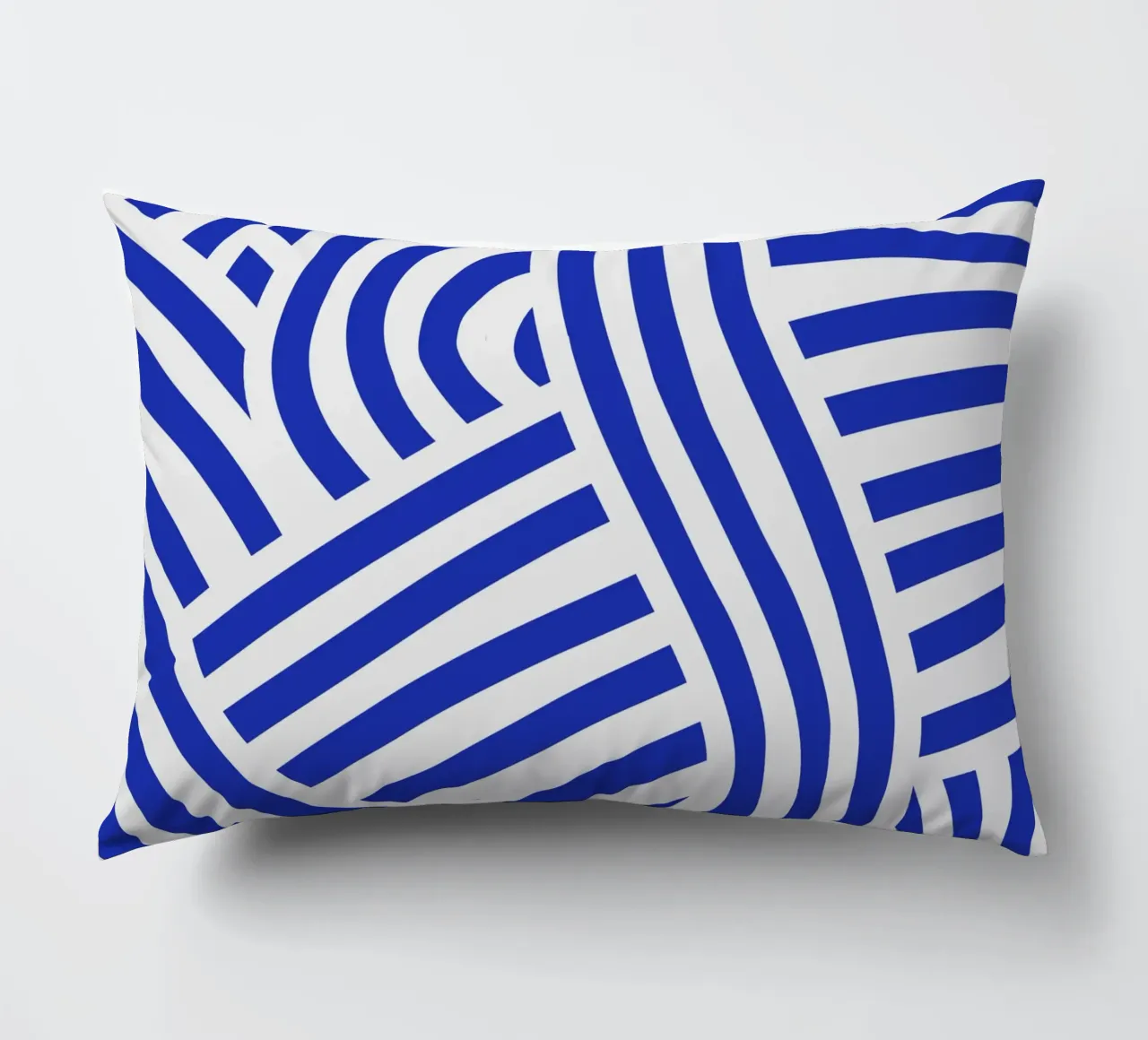 Striscia astratta bianca e blu oltremare cuscino da Little Dean
