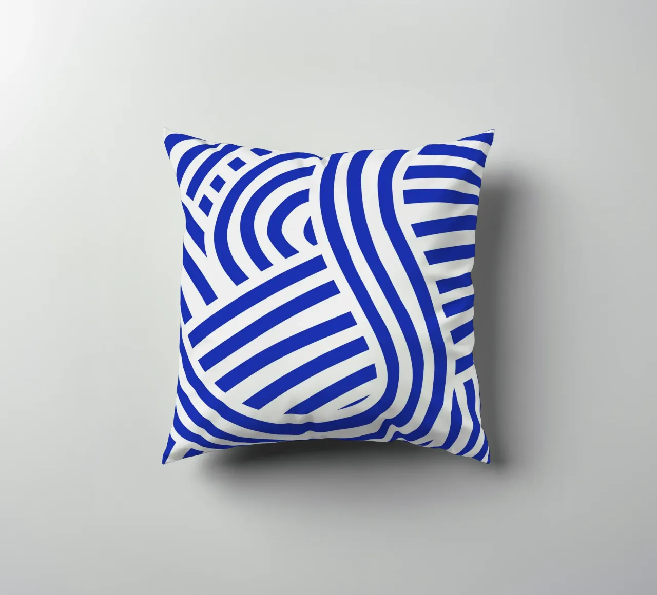 Striscia astratta bianca e blu oltremare cuscino da Little Dean