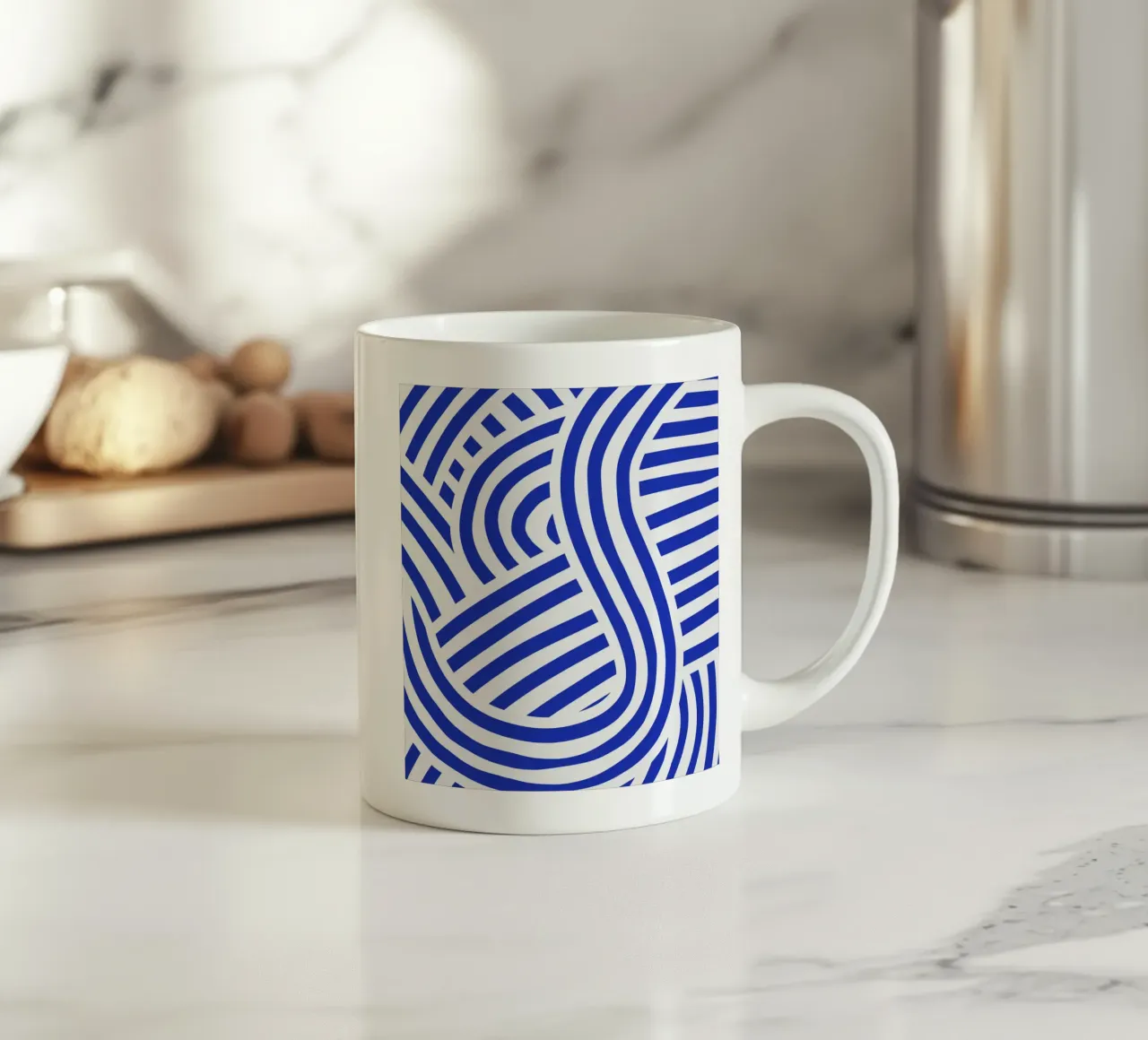 Striscia astratta bianca e blu oltremare tazza in ceramica da Little Dean