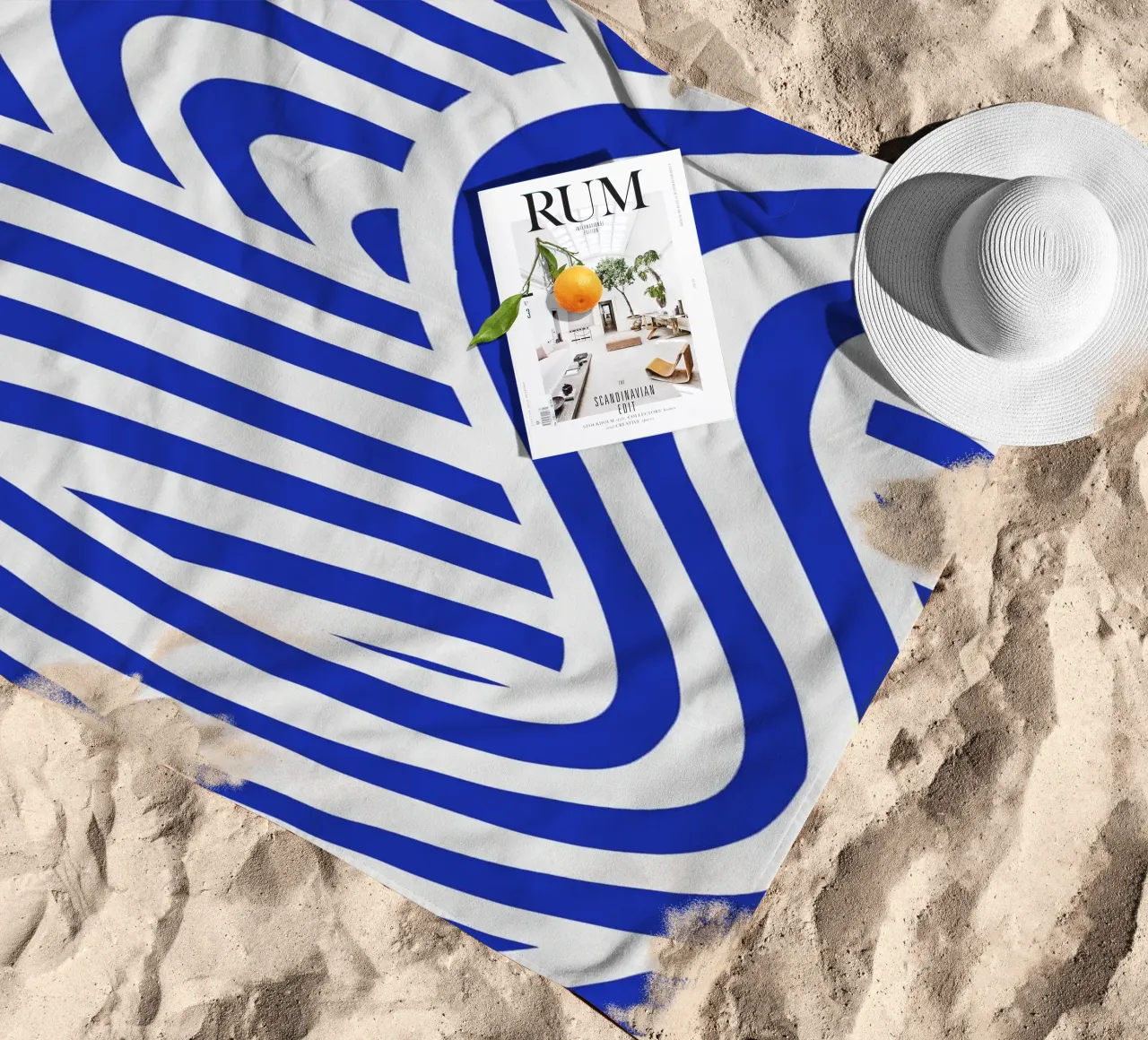 Striscia astratta bianca e blu oltremare telo mare da Little Dean