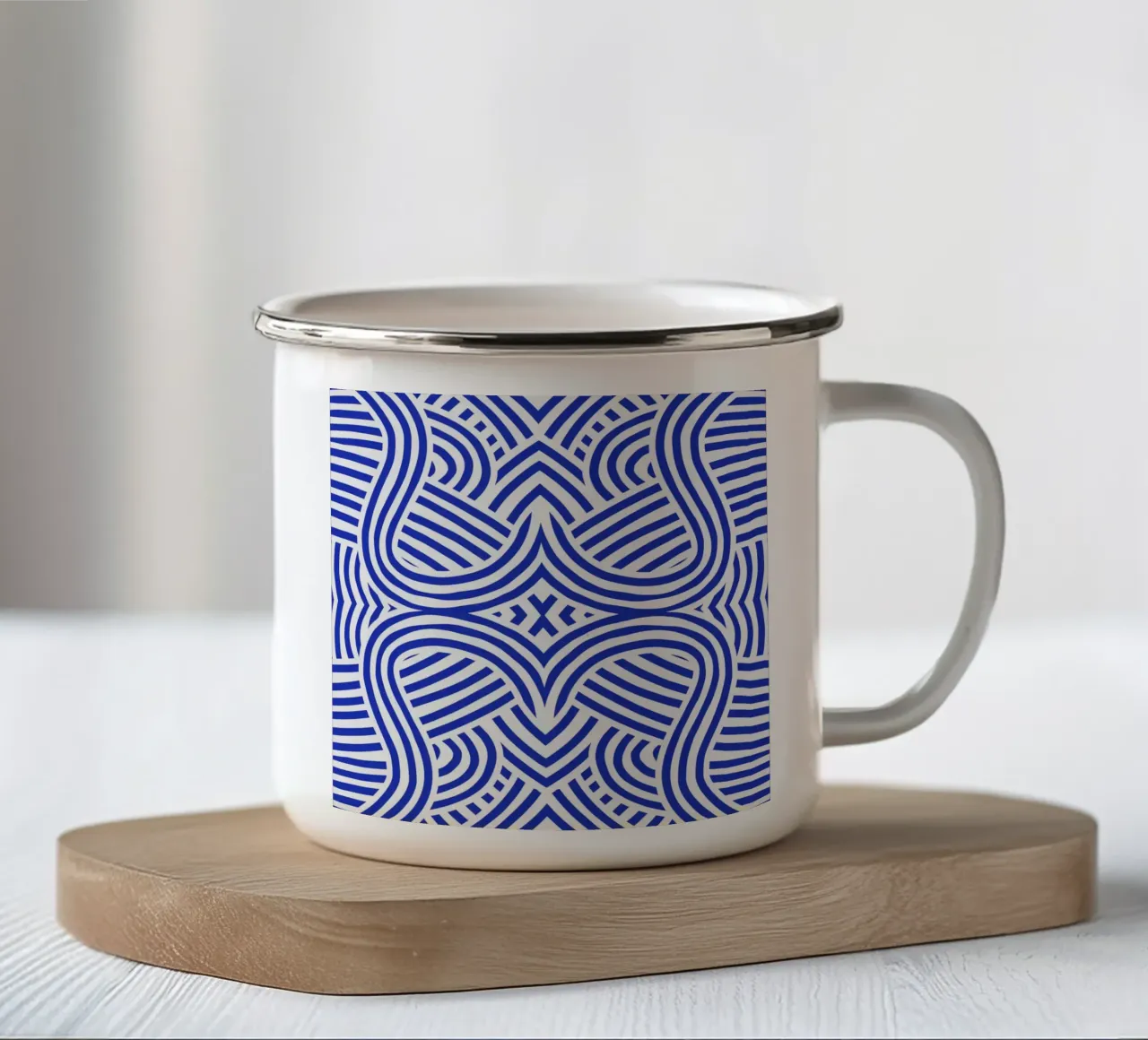 Motivo simmetrico bianco e blu oltremare tazza in smalto da Little Dean
