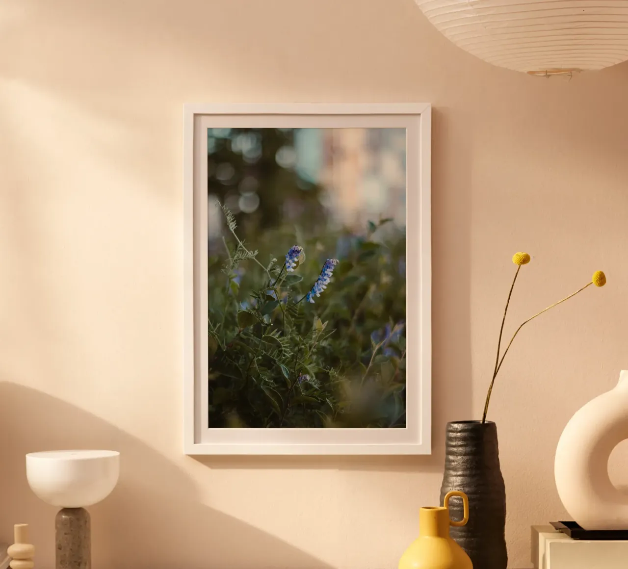 fiori blu foglie verdi poster con telaio in alluminio da Earthly Visions