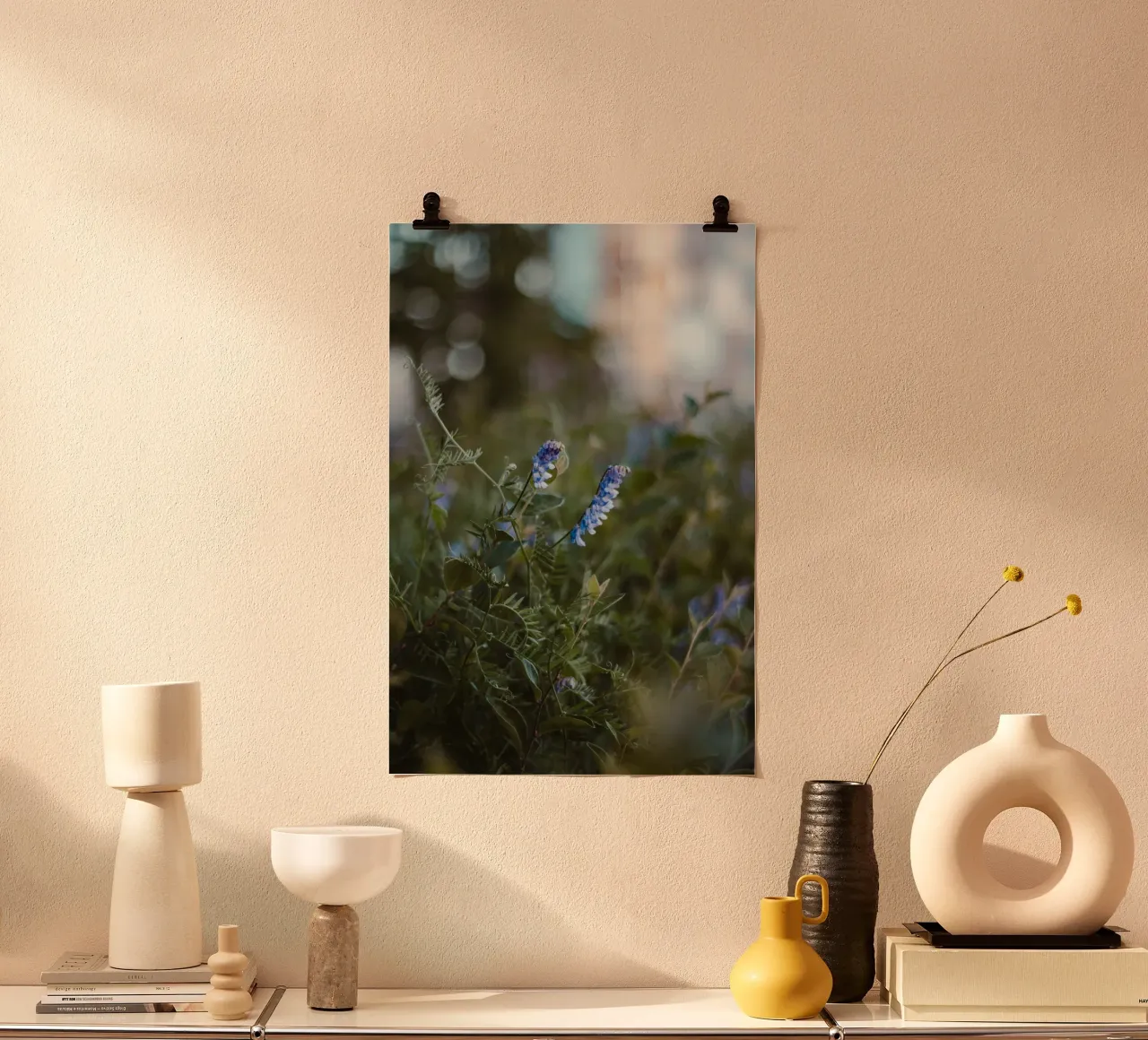 fiori blu foglie verdi poster con telaio in alluminio da Earthly Visions