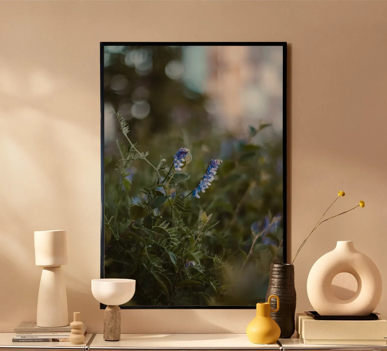 fiori blu foglie verdi poster con telaio in alluminio da Earthly Visions