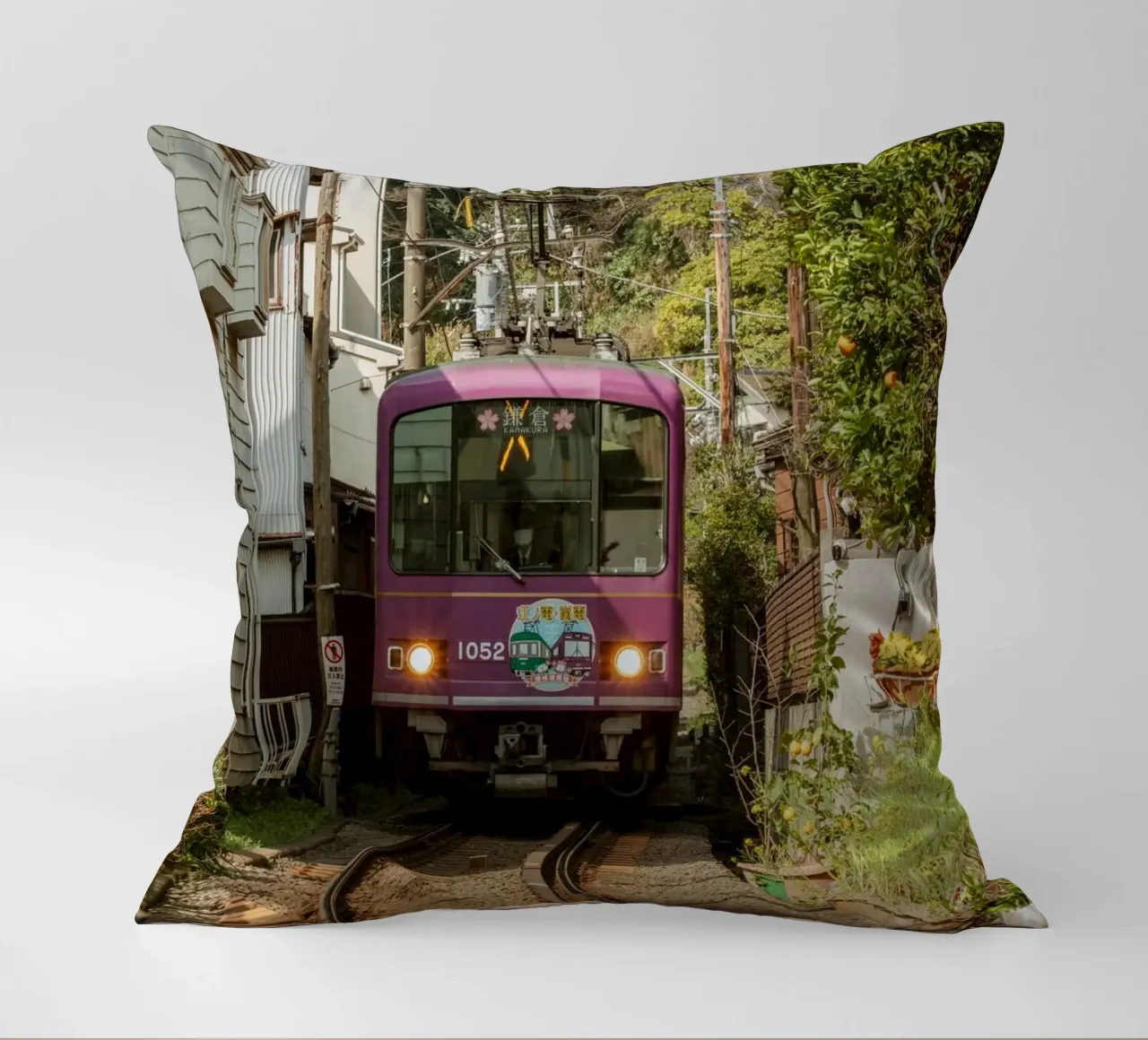 Treno a Kamakura, Giappone cuscino da Marcel Bisig