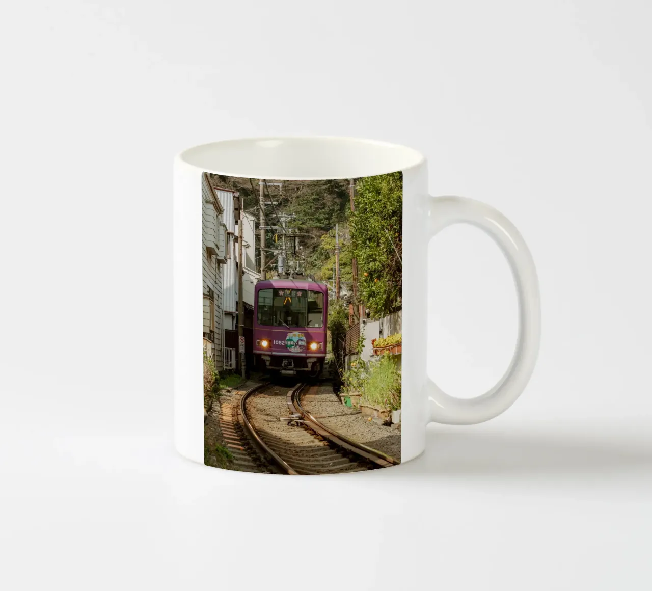 Treno a Kamakura, Giappone tazza in ceramica da Marcel Bisig
