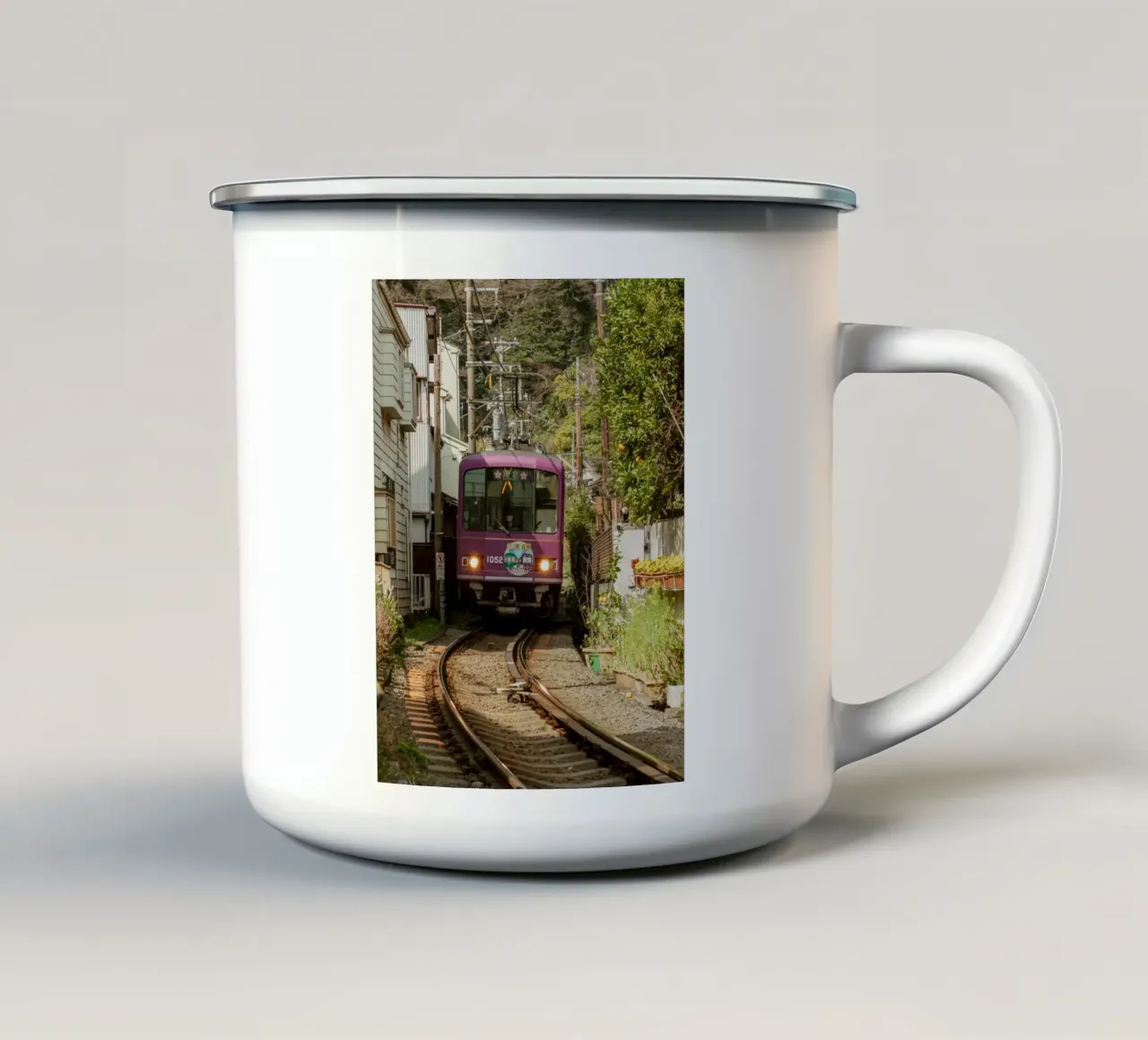 Treno a Kamakura, Giappone tazza in smalto da Marcel Bisig