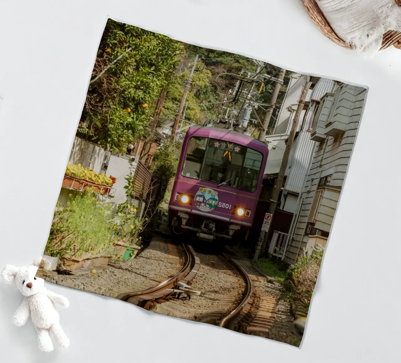 Treno a Kamakura, Giappone coperta in pile da Marcel Bisig
