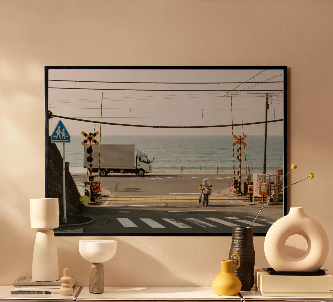 Attraversamento ferroviario di Kamakura, Giappone poster con telaio in alluminio da Marcel Bisig