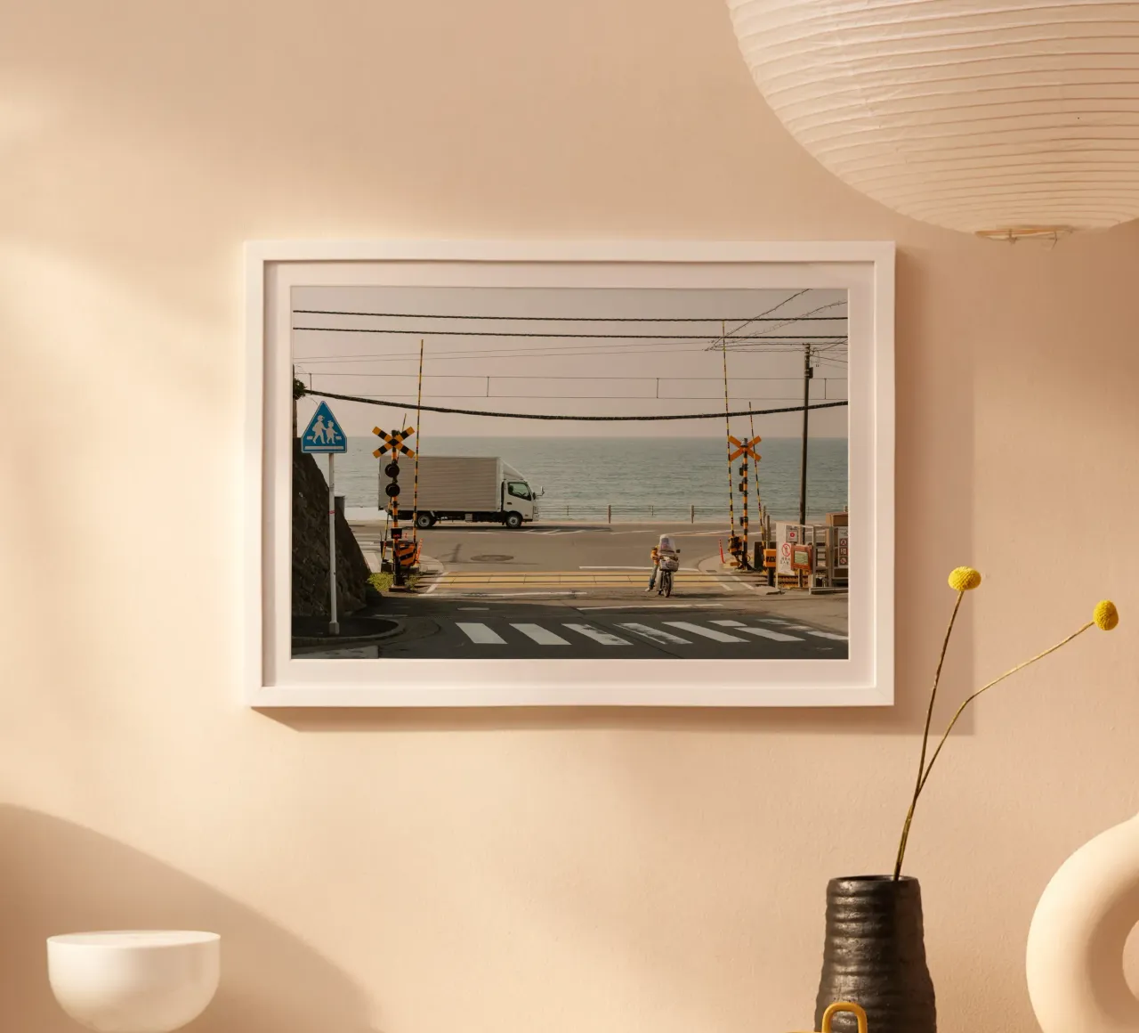 Attraversamento ferroviario di Kamakura, Giappone poster con telaio in alluminio da Marcel Bisig