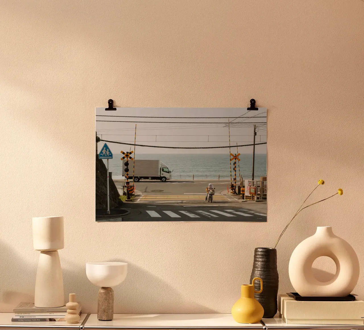Attraversamento ferroviario di Kamakura, Giappone poster con telaio in alluminio da Marcel Bisig
