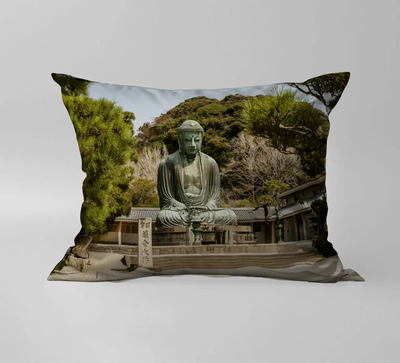 Buddha gigante a Kamakura, Giappone cuscino da Marcel Bisig