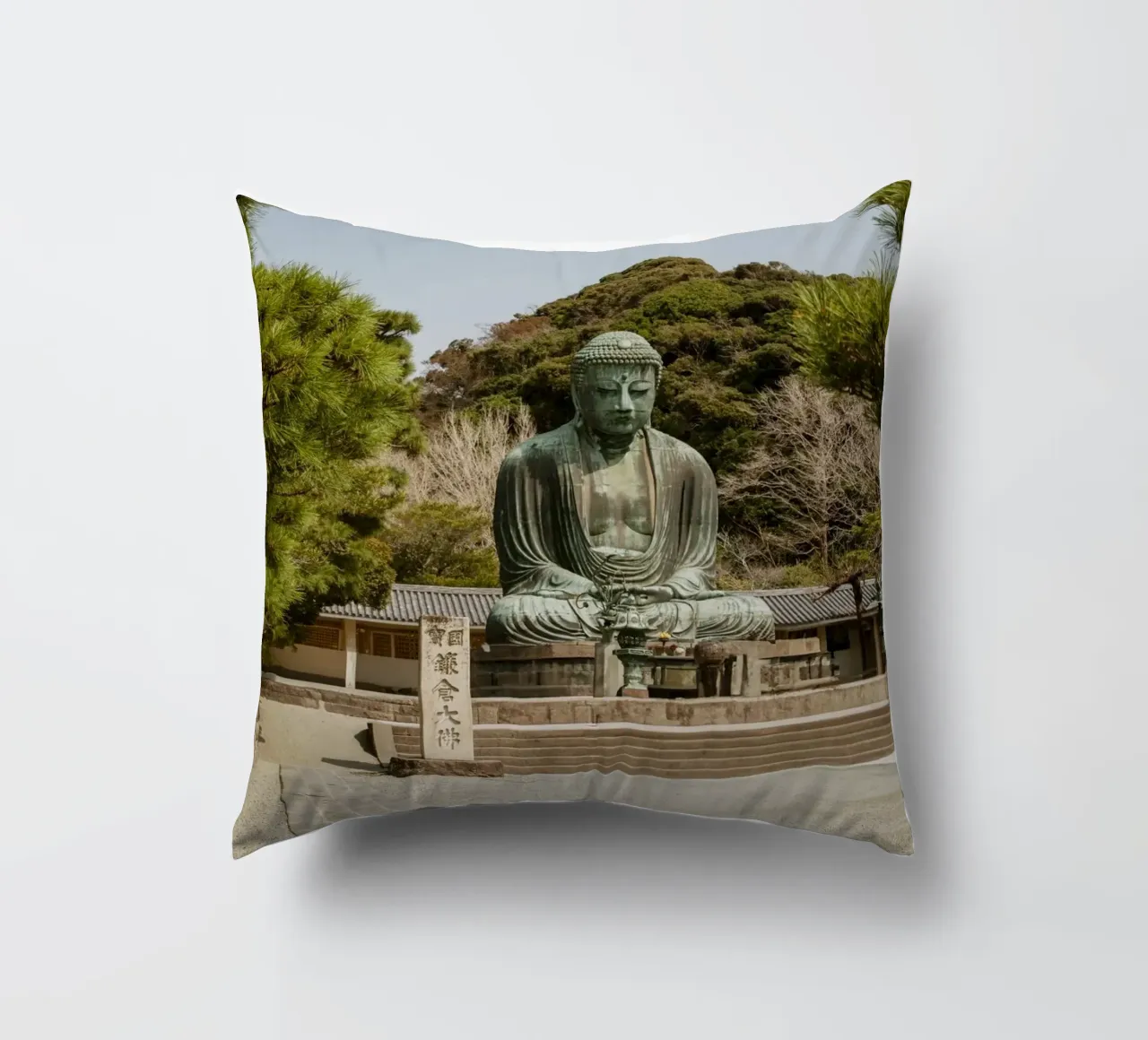 Buddha gigante a Kamakura, Giappone cuscino da Marcel Bisig