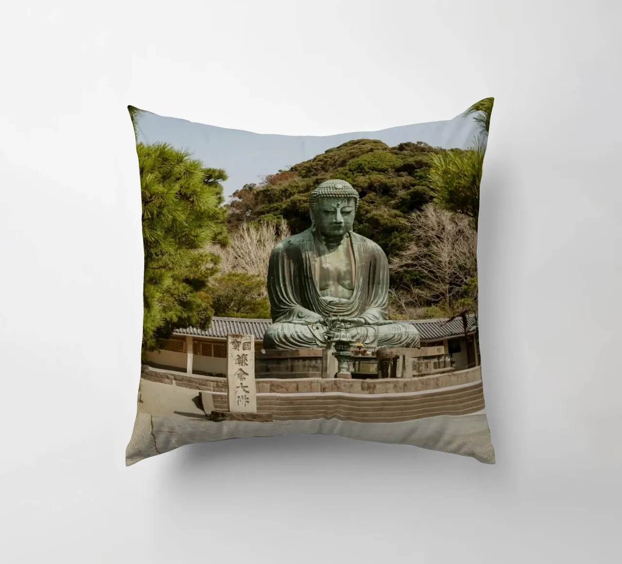 Buddha gigante a Kamakura, Giappone cuscino da Marcel Bisig