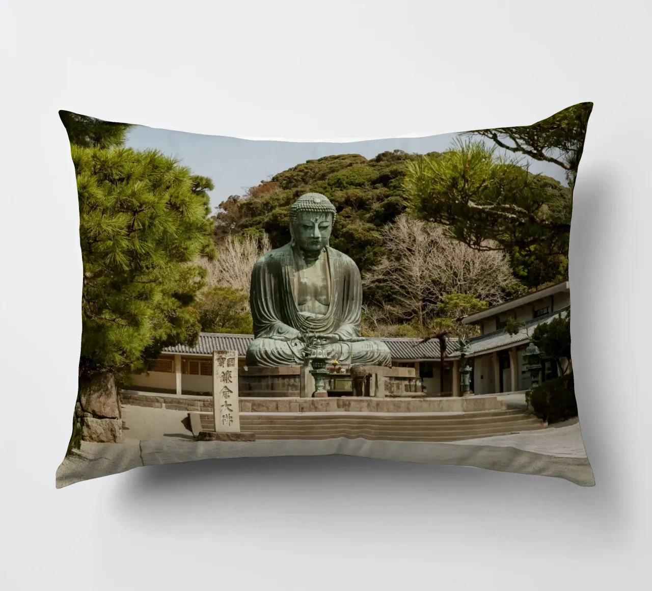 Buddha gigante a Kamakura, Giappone cuscino da Marcel Bisig
