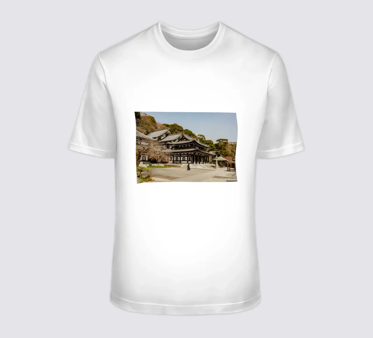 Tempio di Kamakura, Giappone t-shirt da Marcel Bisig