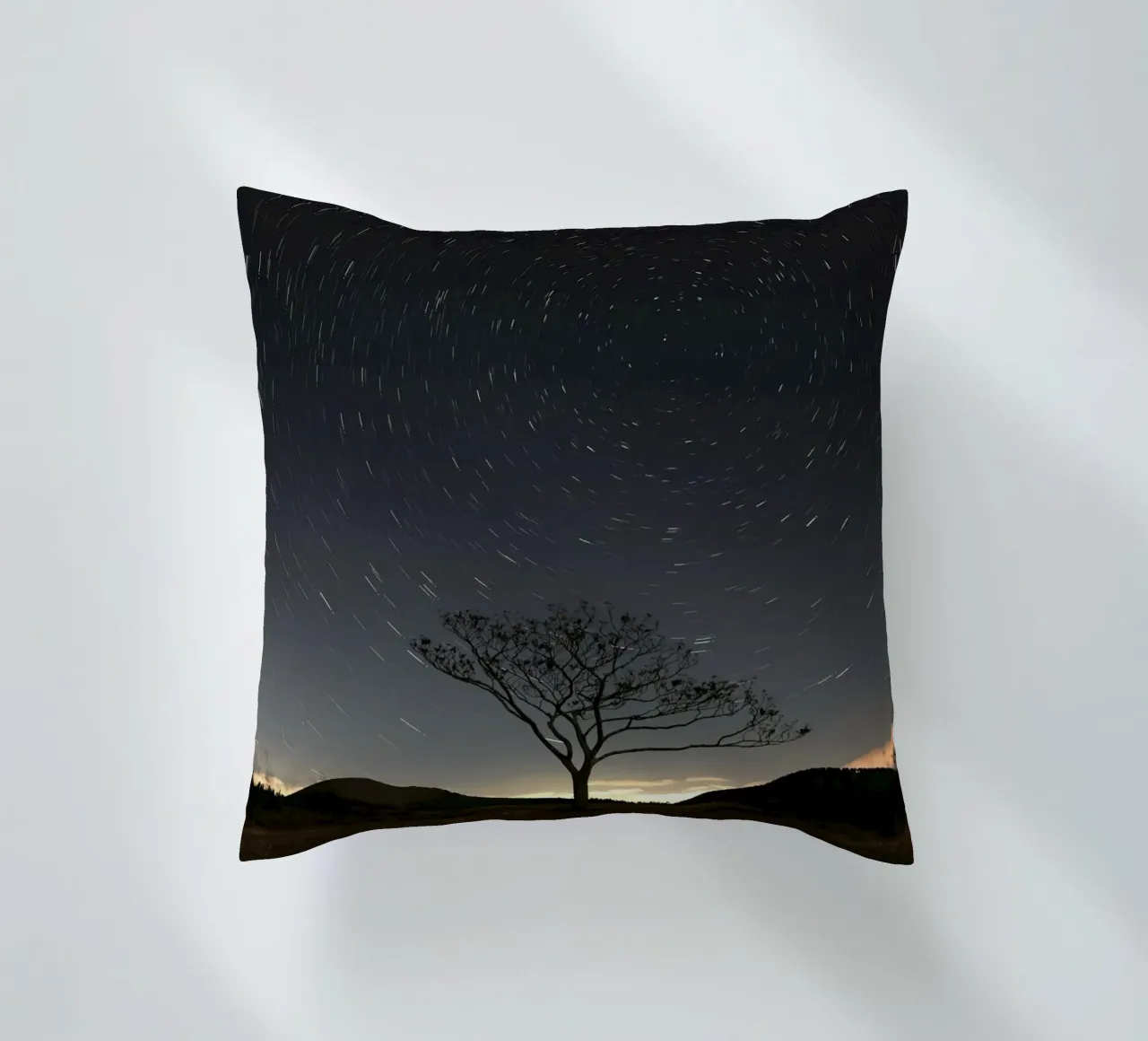 silhouette albero in timelapse cuscino da space words