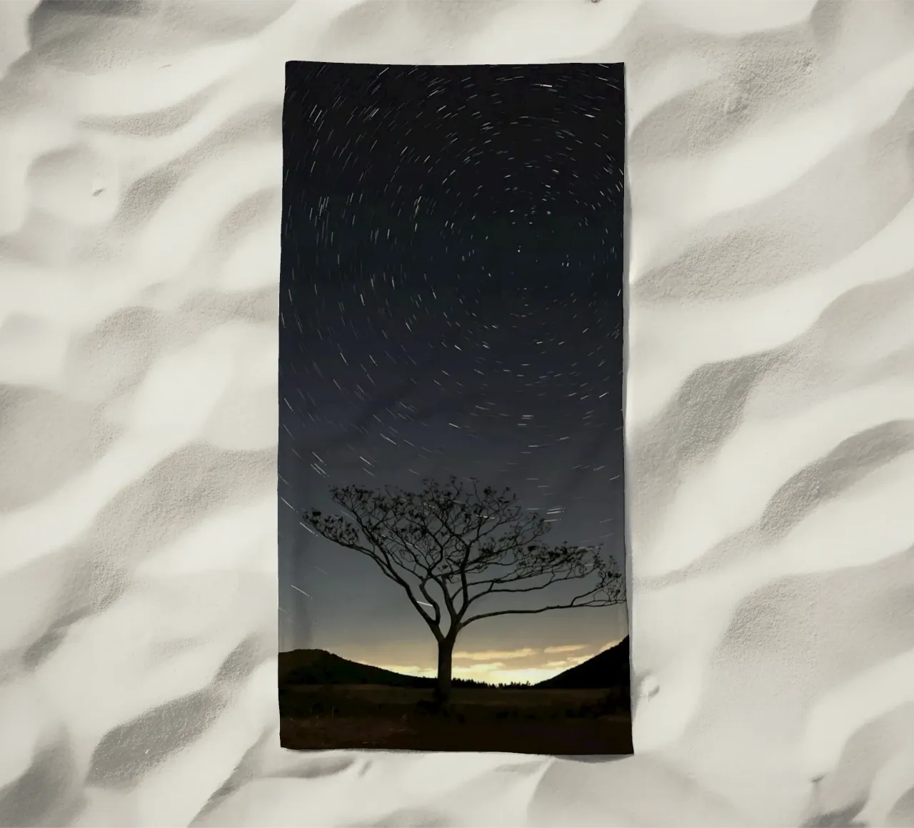 Silhouette Baum Timelapse Strandtuch von space words