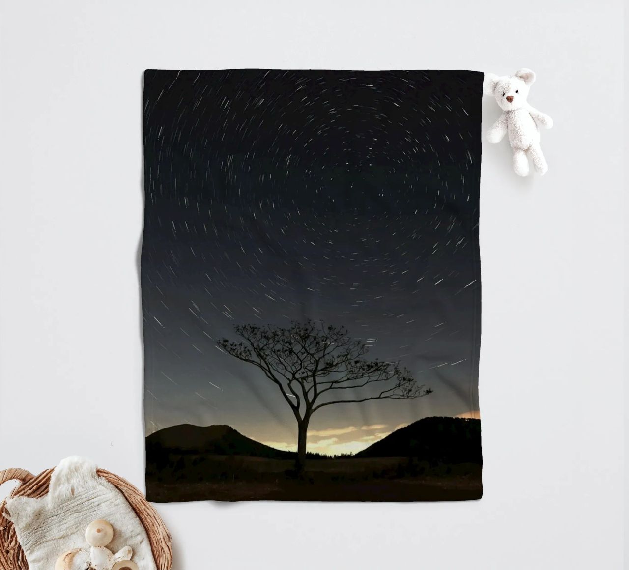 silhouette albero in timelapse coperta in pile da space words