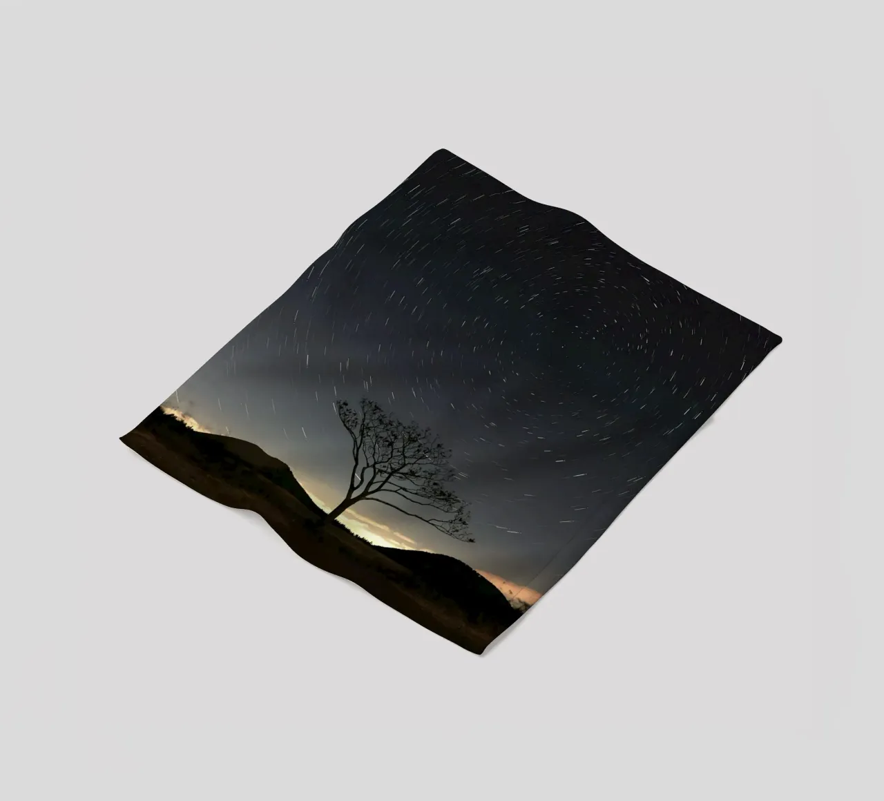 silhouette albero in timelapse coperta in pile da space words