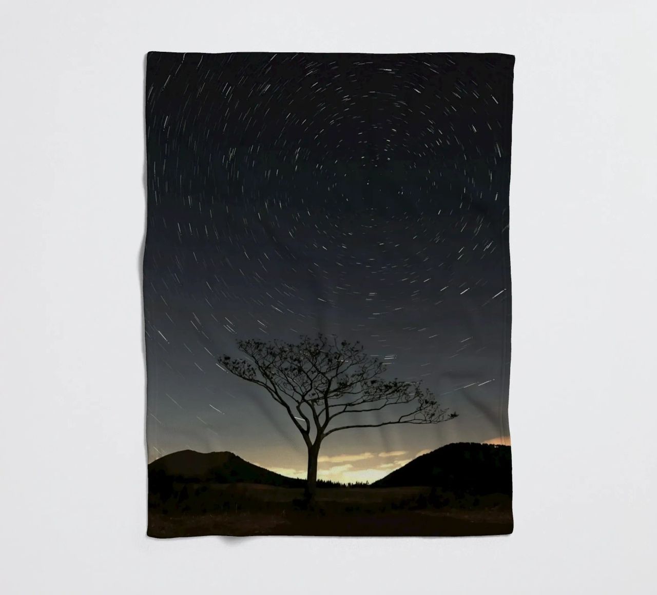 silhouette albero in timelapse coperta in pile da space words