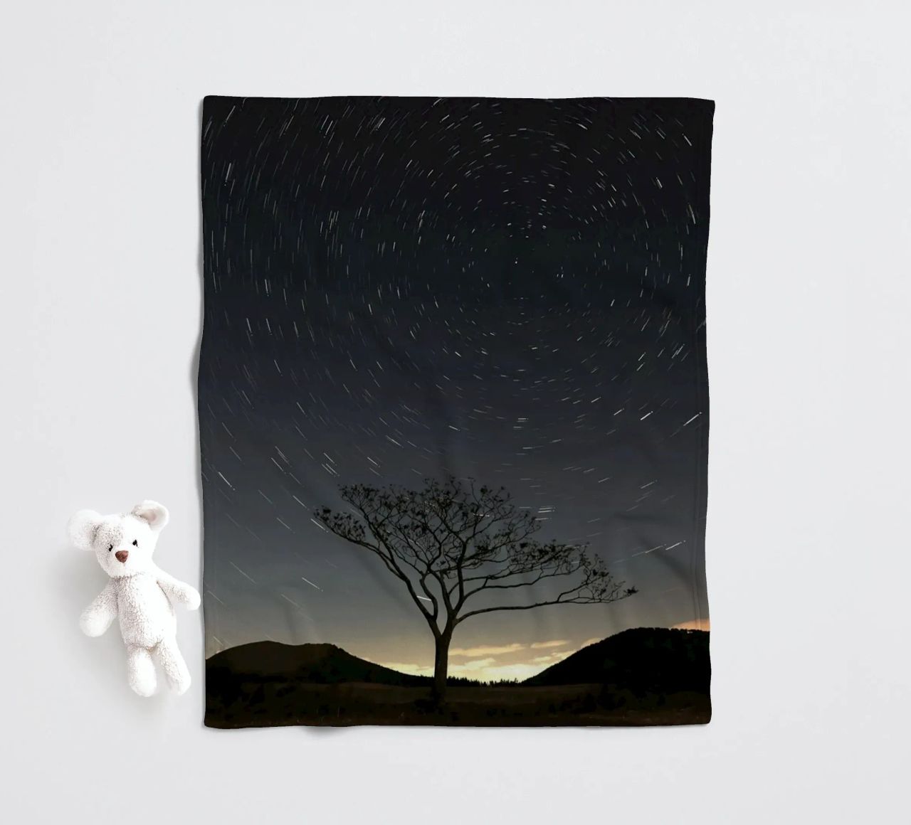 silhouette albero in timelapse coperta in pile da space words