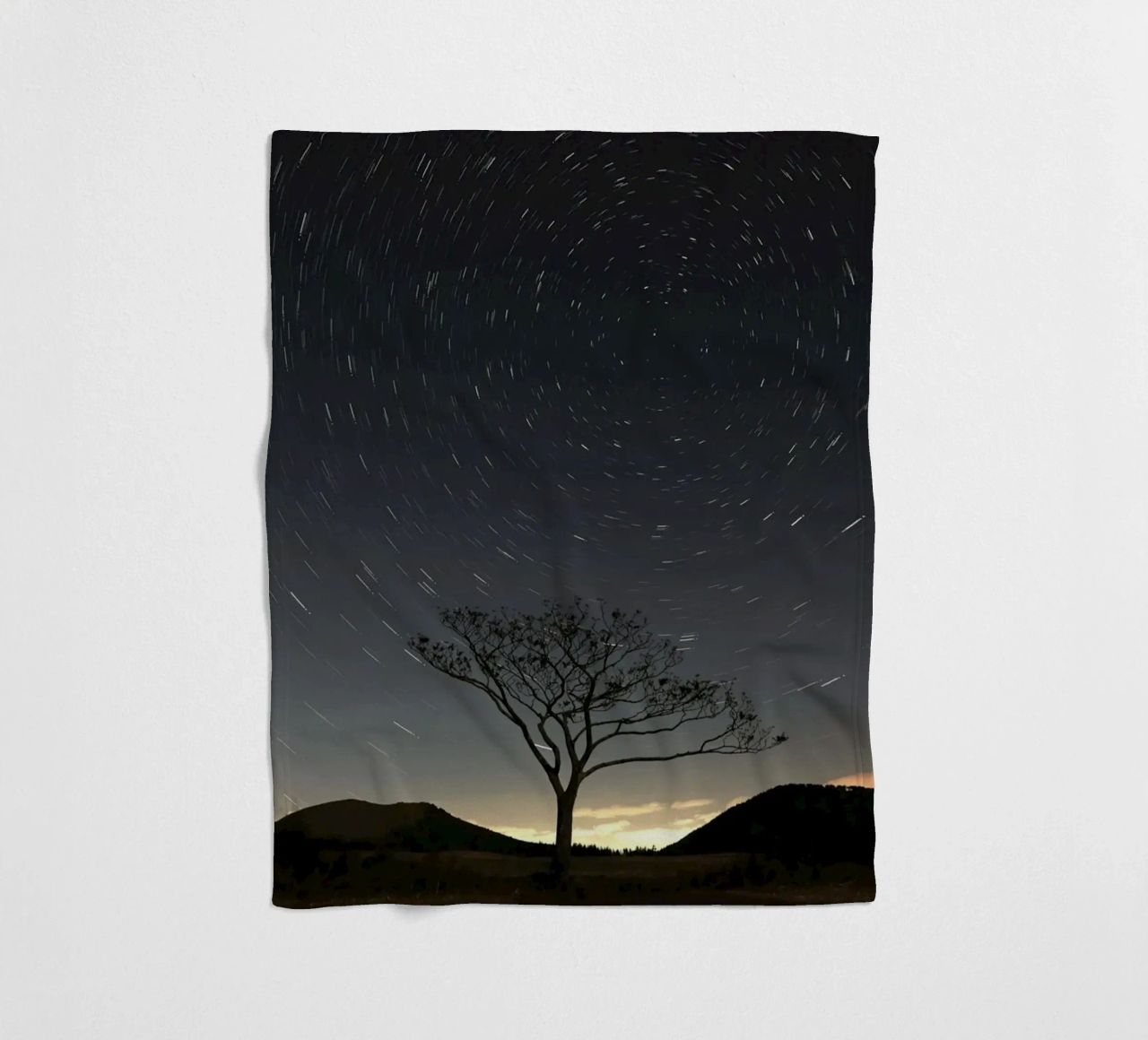silhouette albero in timelapse coperta in pile da space words