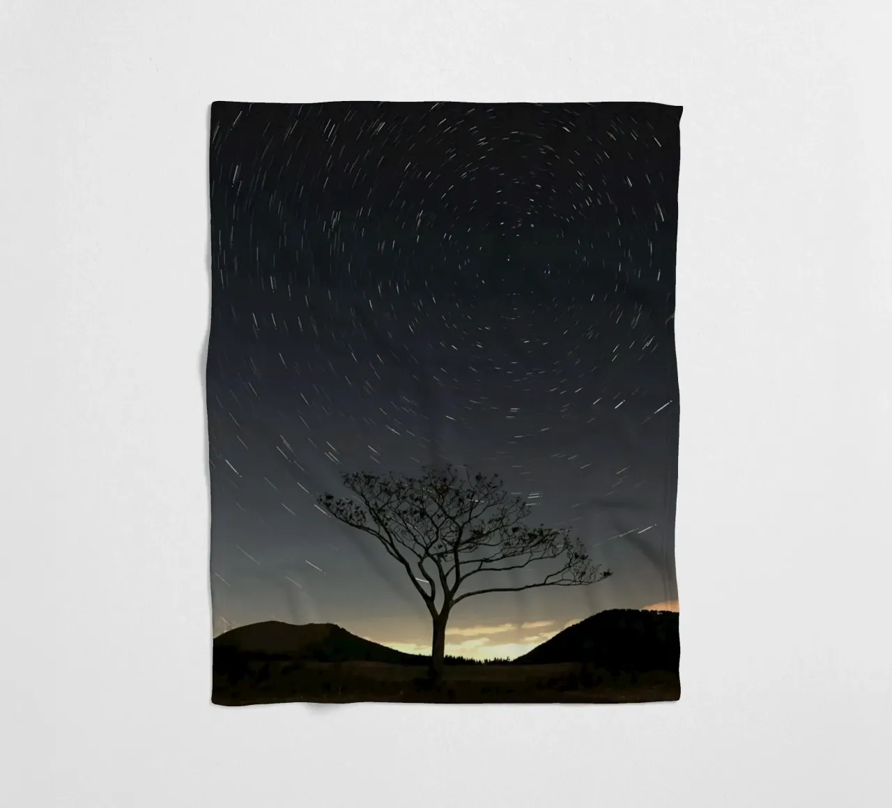 silhouette albero in timelapse coperta in pile da space words