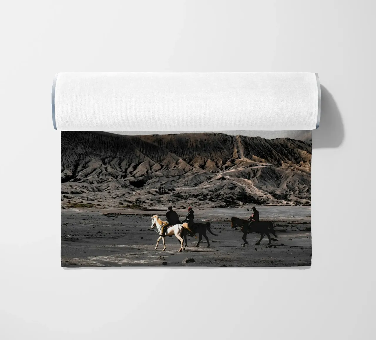 cavalli cavalieri sulla valle telo mare da Horsire