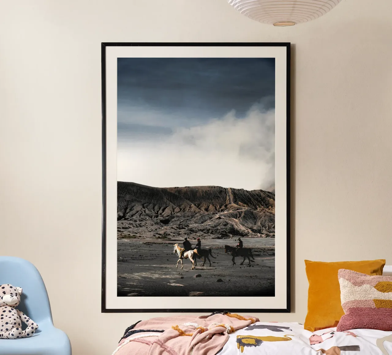 cavalli cavalieri sulla valle poster con telaio in alluminio da Horsire