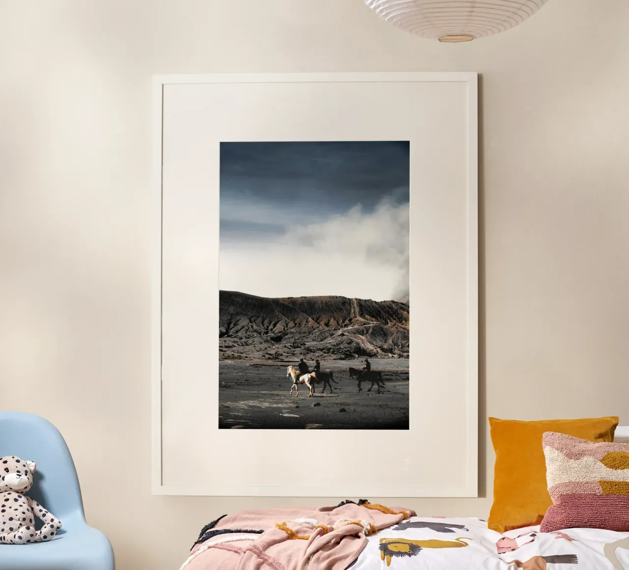 cavalli cavalieri sulla valle poster con telaio in alluminio da Horsire