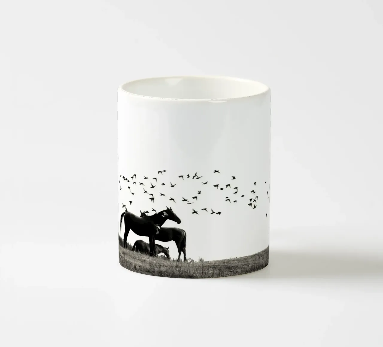 cavalli in campo con uccelli tazza in ceramica da Horsire