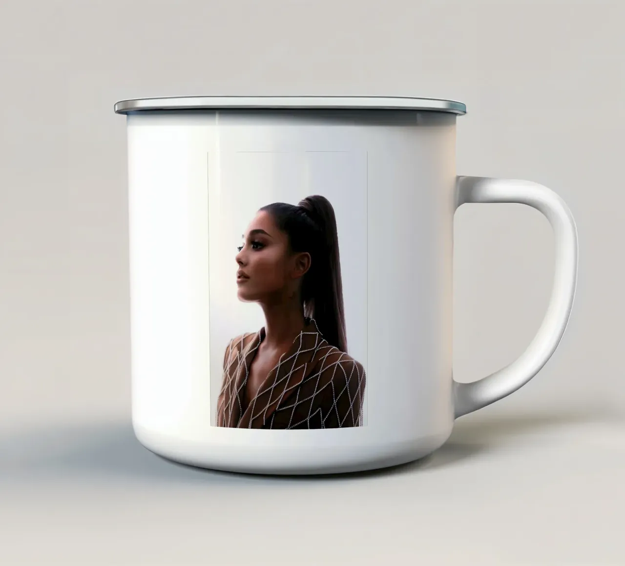 Ariana Grande tazza in smalto da Low poly art