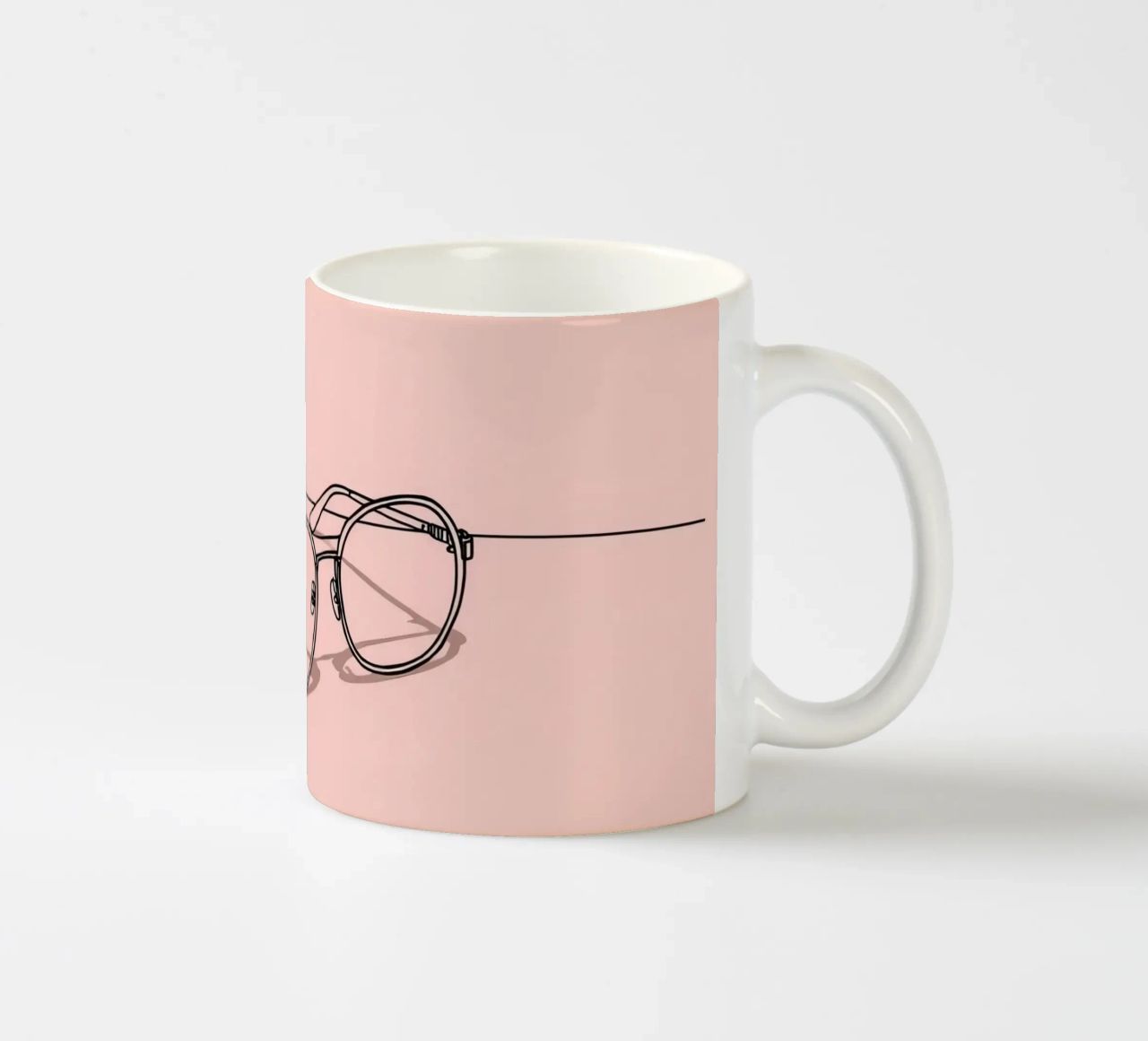 Occhiali alla moda immortalati su uno sfondo rosa minimalista tazza in ceramica da DesignDoodle