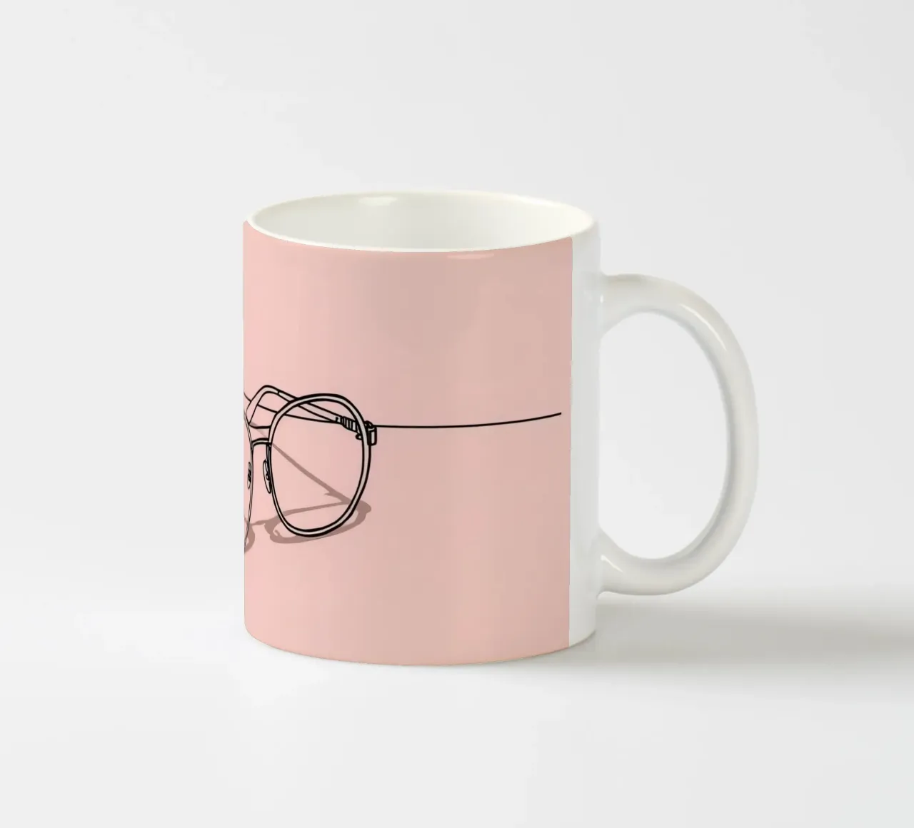 Occhiali alla moda immortalati su uno sfondo rosa minimalista tazza in ceramica da DesignDoodle