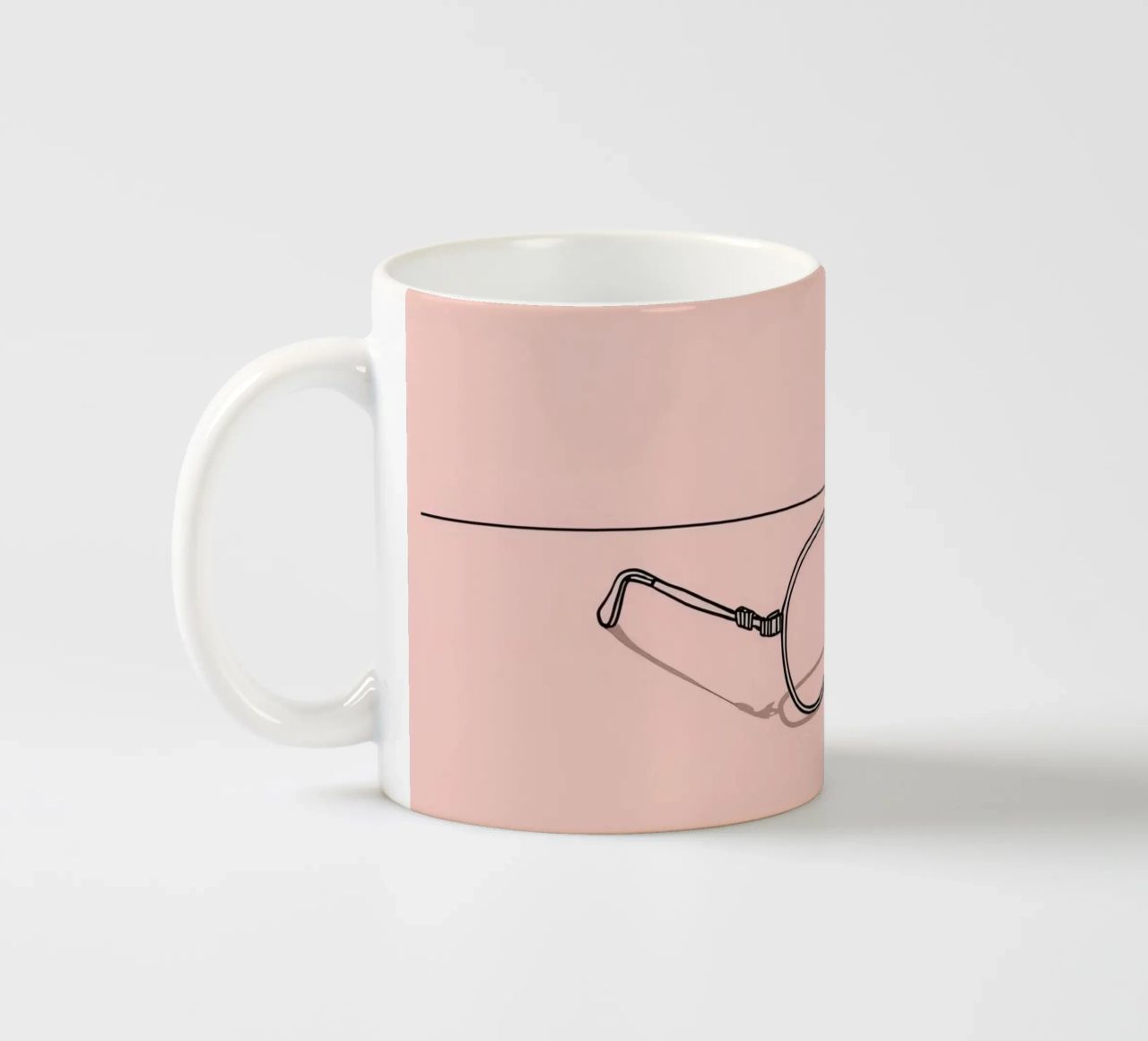 Occhiali alla moda immortalati su uno sfondo rosa minimalista tazza in ceramica da DesignDoodle