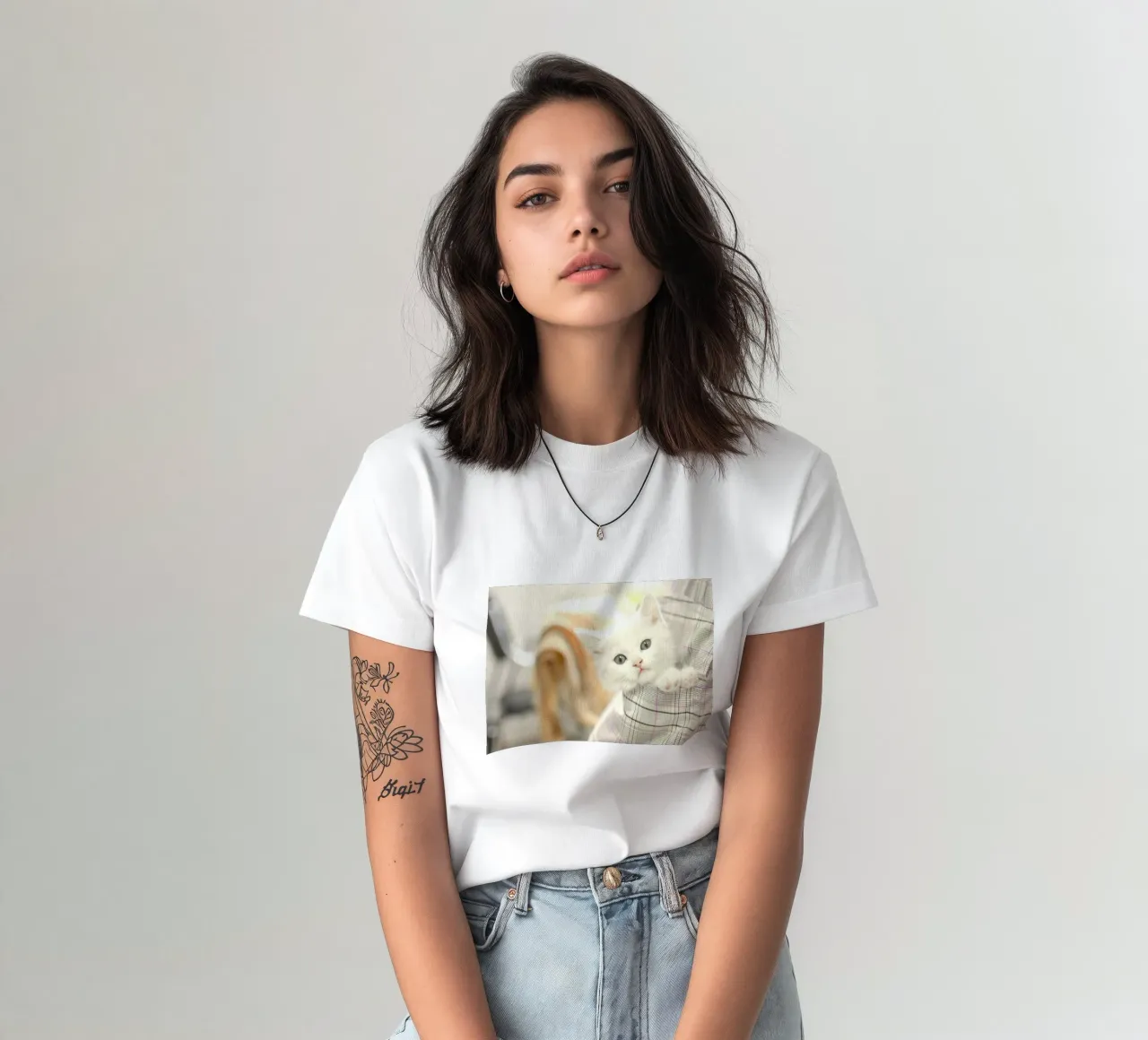 gattino in un ambiente accogliente t-shirt da animal story home