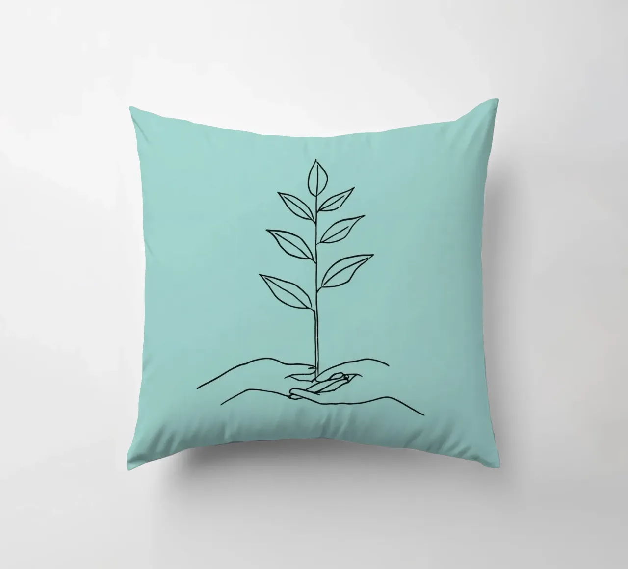 Mani che sorreggono una pianta per simboleggiare crescita e sostenibilità cuscino da DesignDoodle
