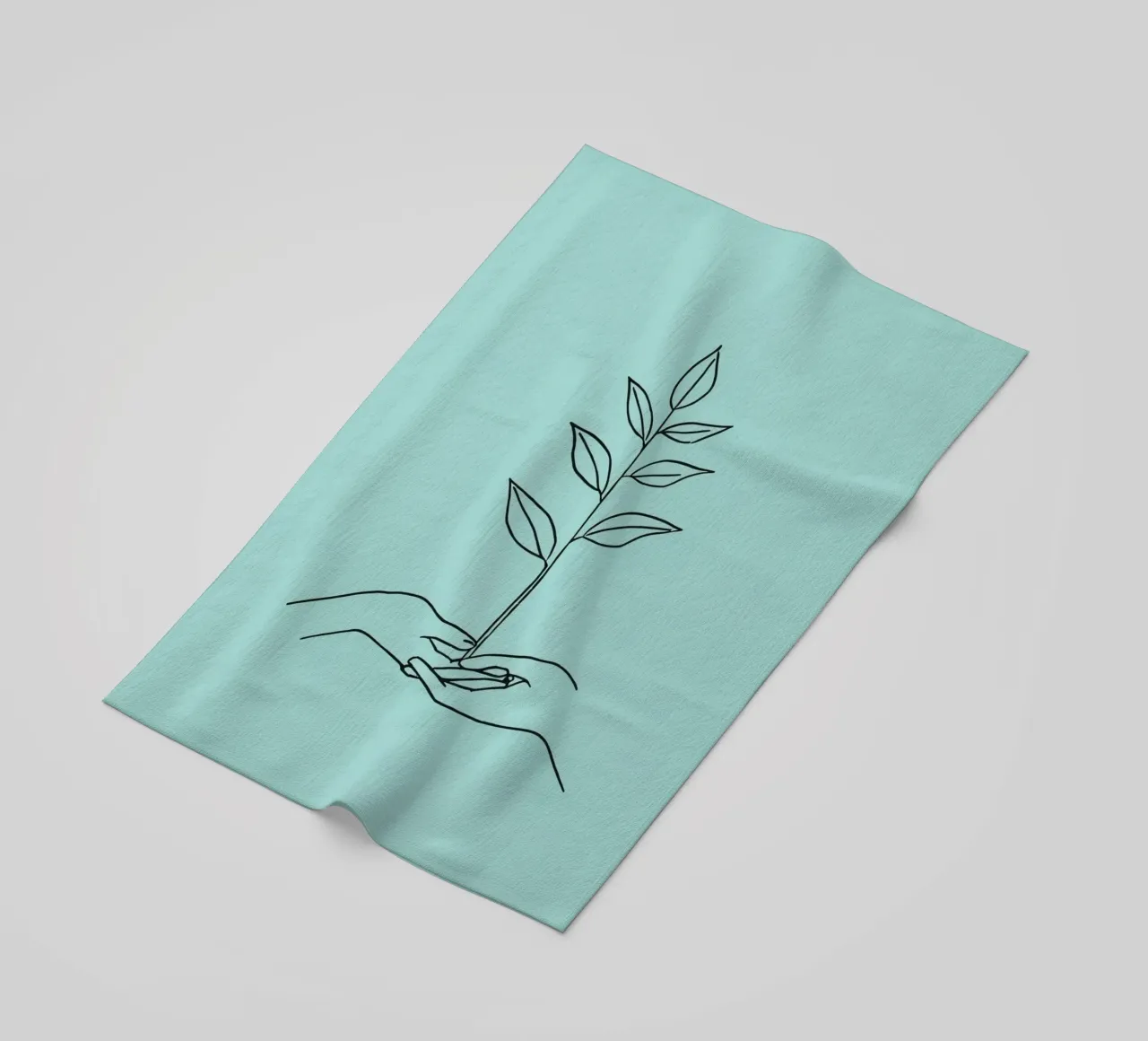 Mani che sorreggono una pianta per simboleggiare crescita e sostenibilità telo mare da DesignDoodle