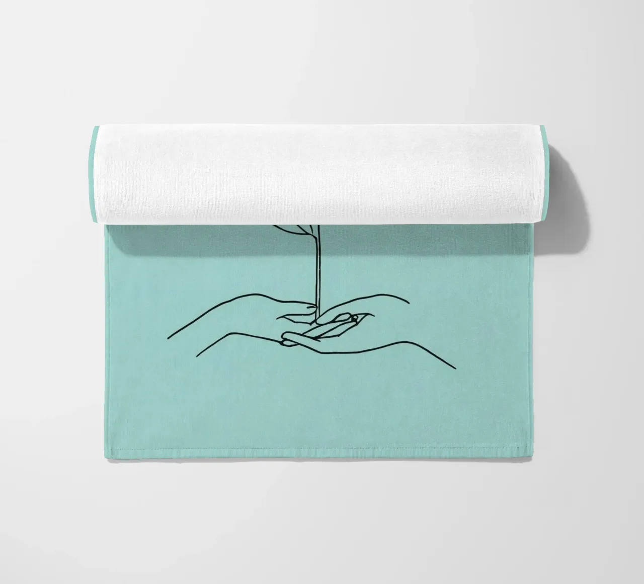 Mani che sorreggono una pianta per simboleggiare crescita e sostenibilità telo mare da DesignDoodle