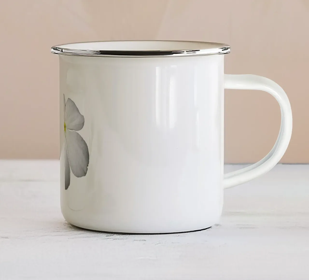 Fiore macro tazza in smalto da Bold Blooms