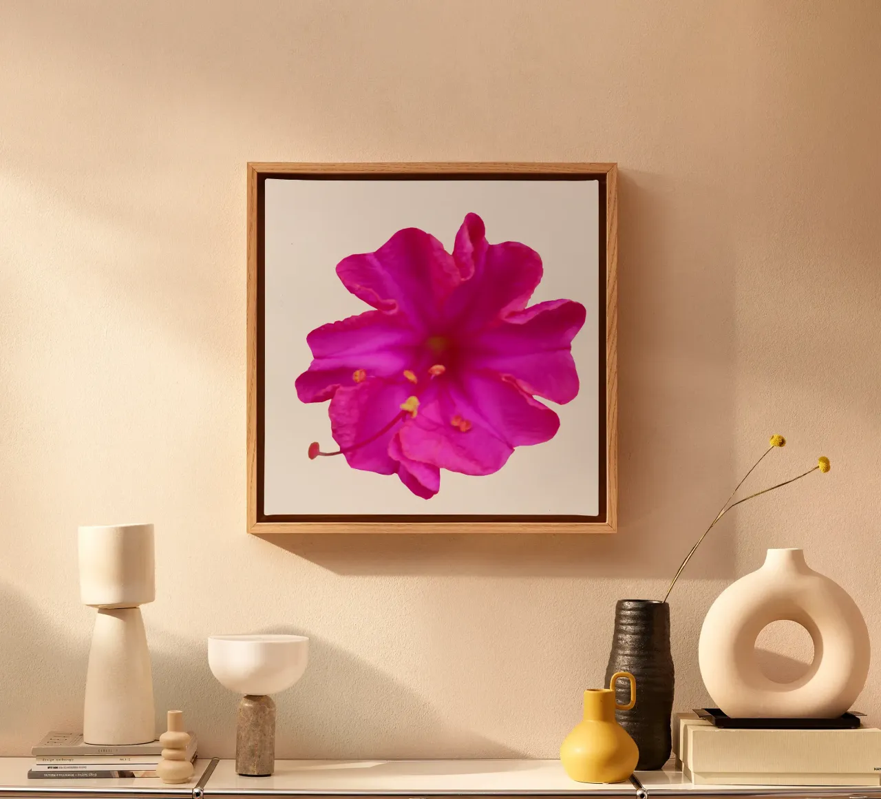 Fiore macro tela con Cornice a cassetta da Bold Blooms