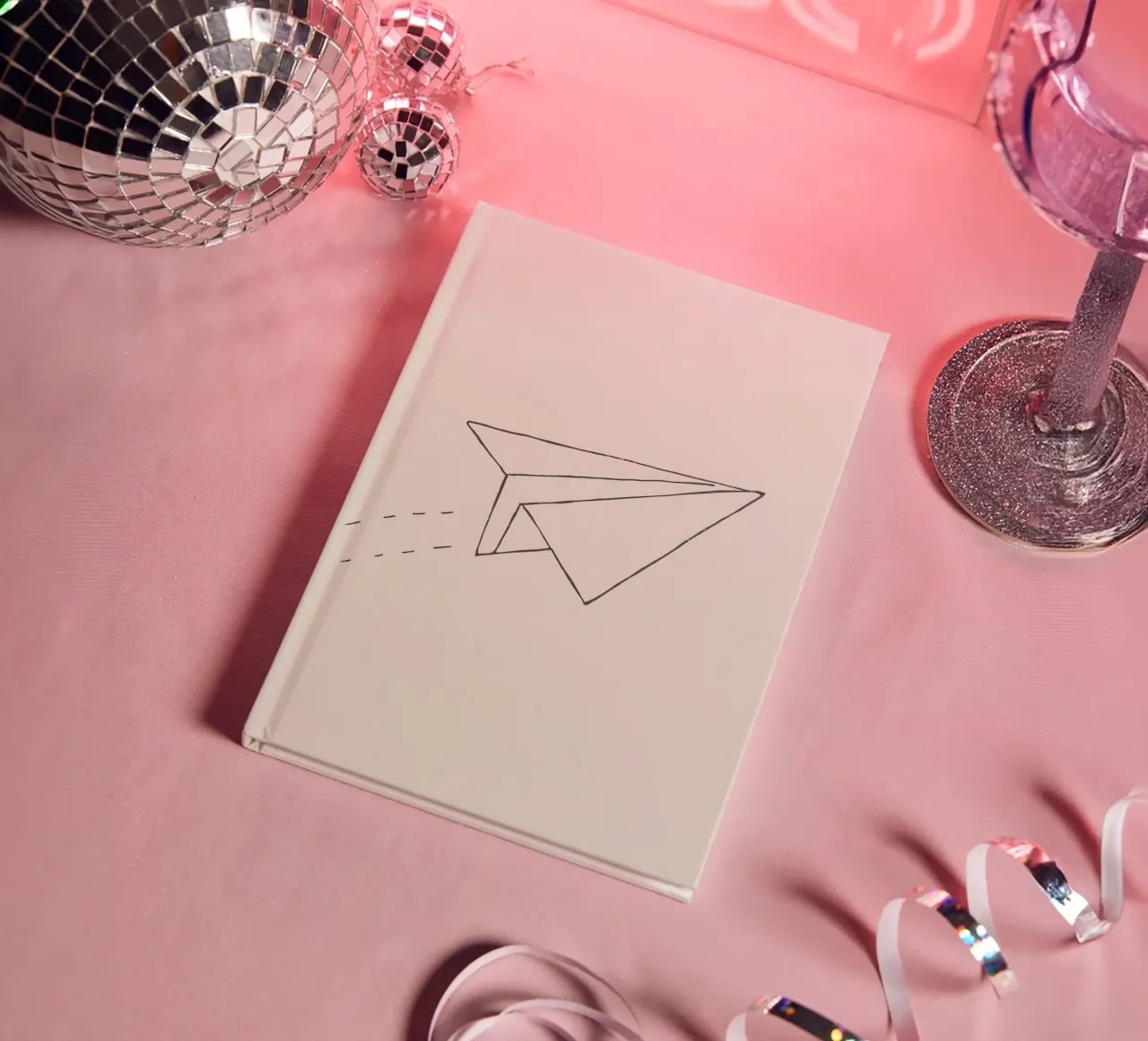 Papierflugzeug, das mit Schleppflug durch die Luft fliegt Notizbuch von DesignDoodle