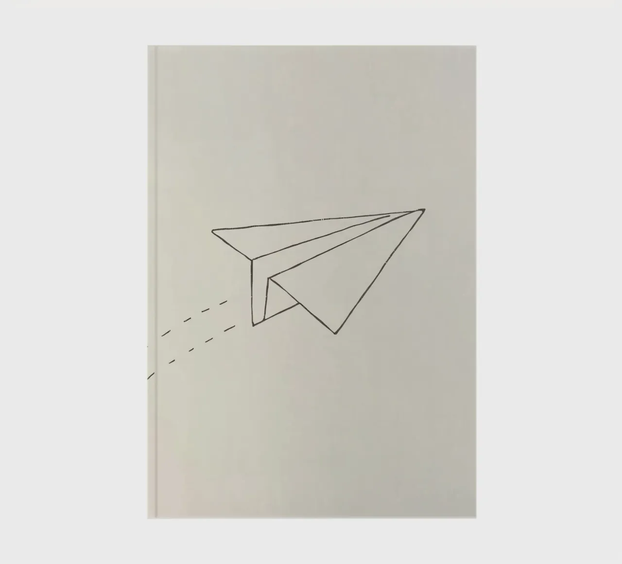 Papierflugzeug, das mit Schleppflug durch die Luft fliegt Notizbuch von DesignDoodle