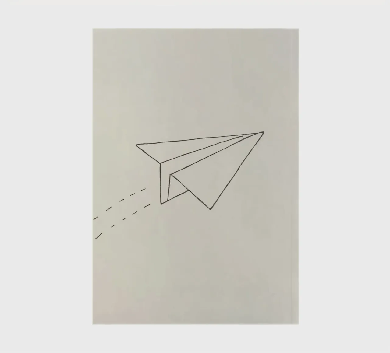 Papierflugzeug, das mit Schleppflug durch die Luft fliegt Notizbuch von DesignDoodle